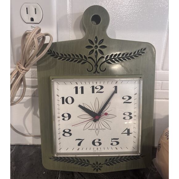 Vintage GE Electric Kitchen Wall Clock 2146 Works Green MCM Farmhouse Grannycore - Picture 1 of 1